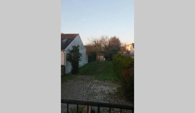 Charming studio with large garden near Paris