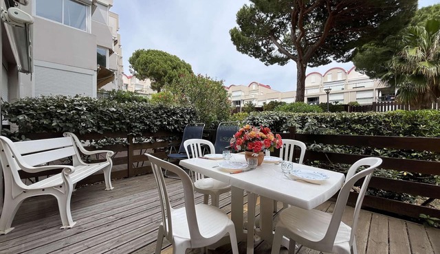 Charming Studio with Parking, Terrace & Pool Close to Grazel Beach, Gruissan