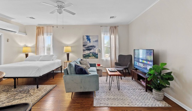 Charming studio with pool near downtown Tulsa