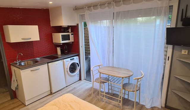 Charming Studio with Private Terrace in a Quiet Area - Urban Escape Guaranteed!