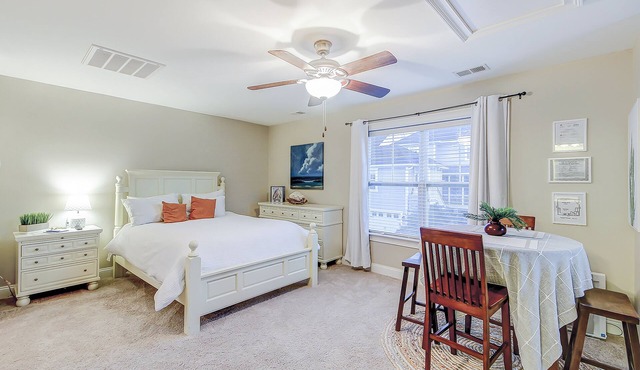 Charming studio with 3 pools, kitchenette & central AC