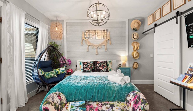 Charming Studio with Private Deck in Nashville