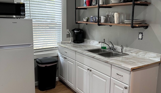 Charming studio with WiFi and AC in terrific Downtown Commerce!