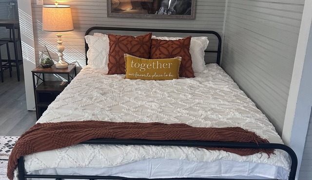 Charming studio with WiFi and appliances!