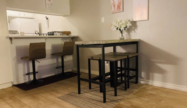 Charming studio with WiFi and AC in pleasant Upland