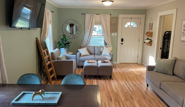 Charming & Stylish 2-bedroom house with free WiFi in Winfield