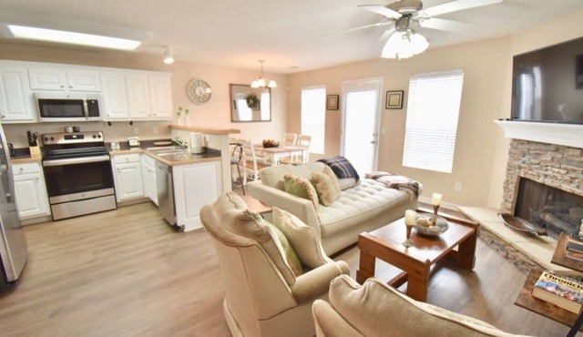 Charming, Stylish and Cozy 3 Bedroom Townhouse near Athens