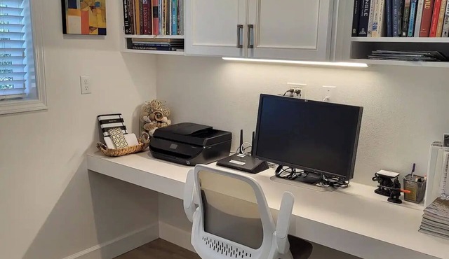 Charming Suite in West Linn - AC, Free Parking Washer&Dryer, Workspace!