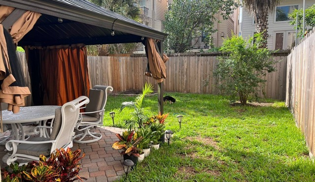 Charming Suite, inside the loop/pet friendly w/outdoor gazebo,Private Entrance