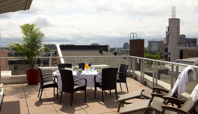 Charming Suite Perfect for Romantic Escapes in Old Montreal & Underground City!
