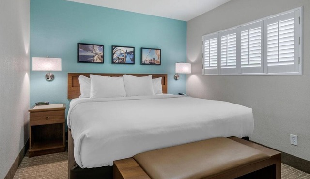 Charming Suite Steps from Beach – Perfect for Families | Parking, Onsite Pool