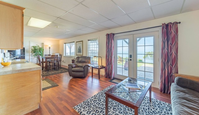 Charming suite with ocean & beach views, upscale furnishings & grill - near town