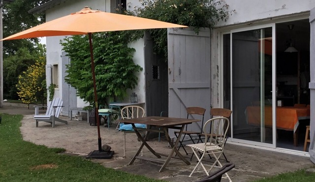 Charming summer cottage, special et quiet green setting, 500m from thermal baths