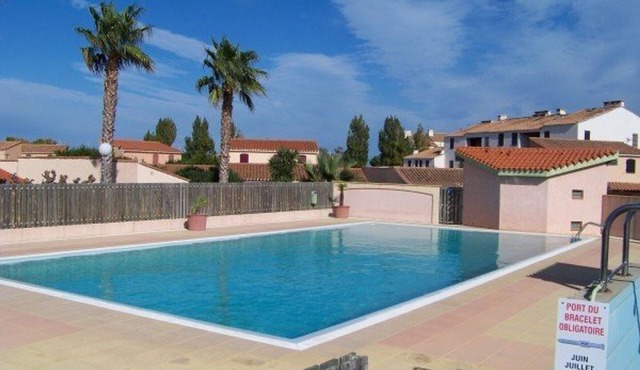 Charming Summer Home, Pool, Garden, Near Beaches - 2 BR/4 Guests, St Cyprien