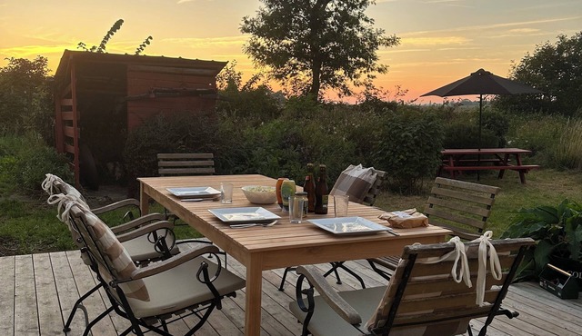 Charming summer house with thatched roof and large garden. Pet friendly!