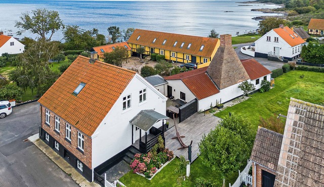 Charming summerhouse w. perfect seaview location