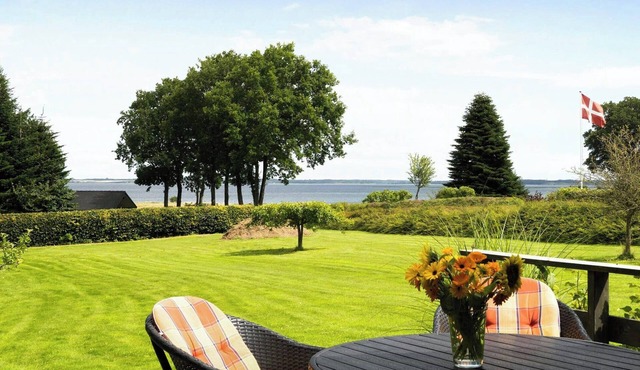 Charming summerhouse with a view of the Limfjord