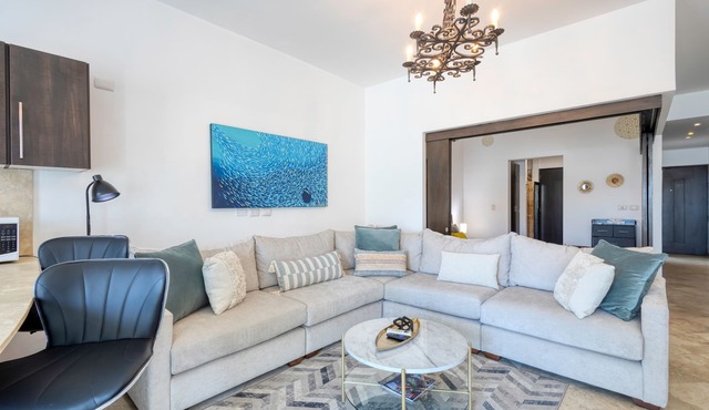 Charming & sunlit condo with pool & balcony - near golf, beaches, & nightlife