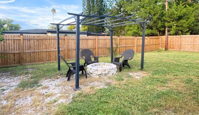 Charming Sunshine Retreat - Minutes to Tarpon Springs and beaches!