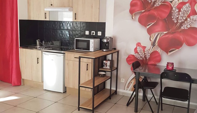 Charming T2 30 m2 ground floor + parking. Close to town center and all amenities