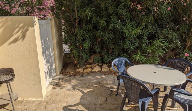 Charming T2 Apt, Garden, 150m to Beach, Parking, Sleeps 4, BBQ, 2*Rated