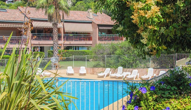 Charming T2 apartment near the sea - Residence with trees and swimming pool