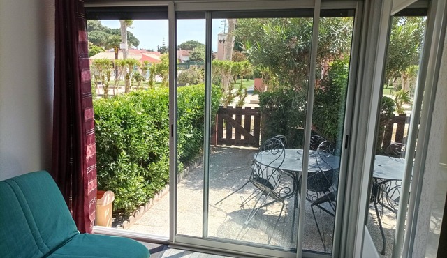 Charming T2 available 18/07-1/08 and off season. Beach 800 m, swimming pool, parking,