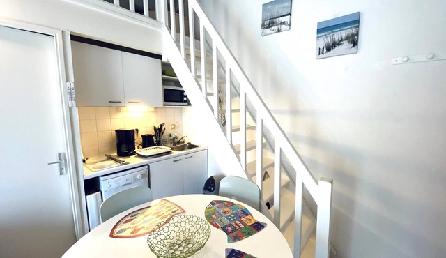 Charming T2 Mezzanine with Balcony, 700m from Beach, Well-Equipped, Calm Area