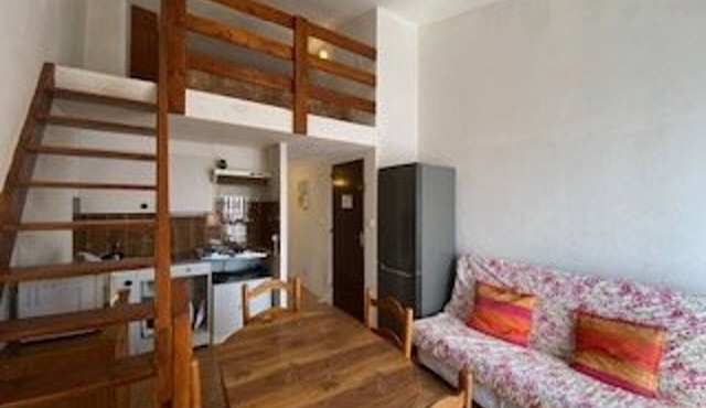 Charming T2 Mezzanine Apt, 300m from Beach, Terrace, Parking, Pet-Friendly