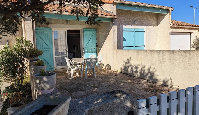 Charming T2 Villa: AC, Terrace, 6 Guests, Parking, 550m to Beach, Tranquil Area