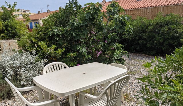 Charming T2 with Courtyards, AC, Near Beach for 5 People