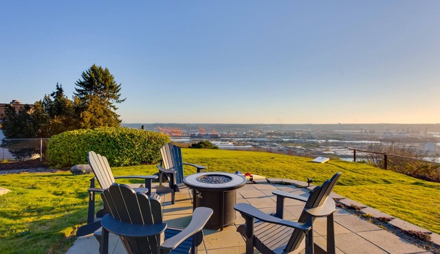 Charming Tacoma Apartment w/Deck & Skyline Views!
