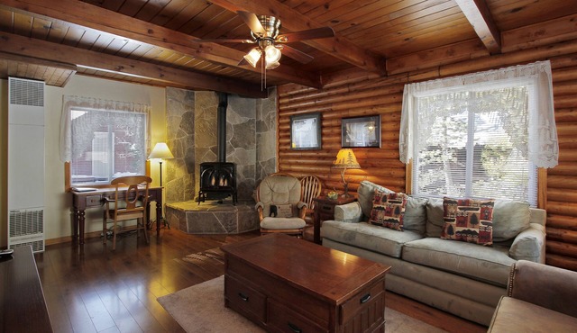 Charming Tahoe Cabin-2 Blocks to Lake, Avail Apr/May, Hot Tub, Pets OK, Bikes!