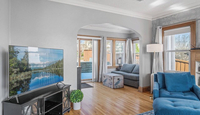 Charming Tangletown Georgian Colonial House, 8 mins to Downtown