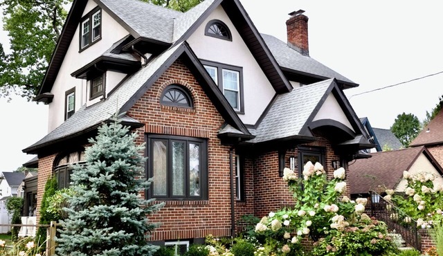 Charming Teaneck Tudor: 4BR, 3 Kings & 12 Mins to NYC!