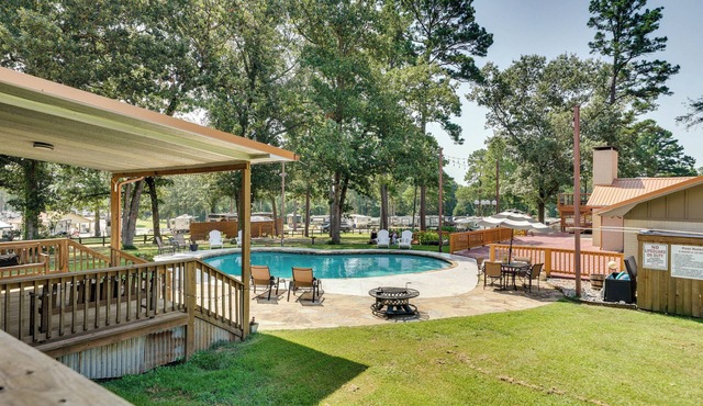 Charming Texarkana Home: Lake & Pool Access!