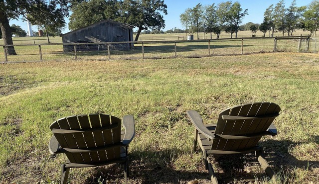 Charming Texas Farmhouse. Just 5 Minutes to the Round Top Antique Show! n n