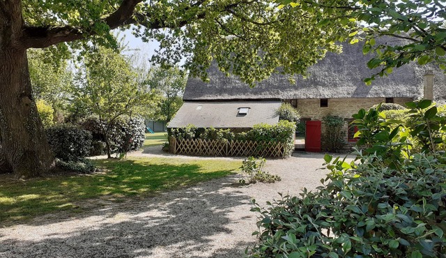 Charming thatched cottage between land and sea.