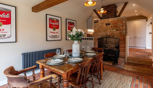 Charming Thatched Cottage in the Heart of Ramsbury