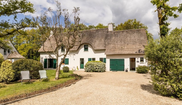 Charming Thatched Cottage in Peaceful Hamlet near Guérande and La Baule