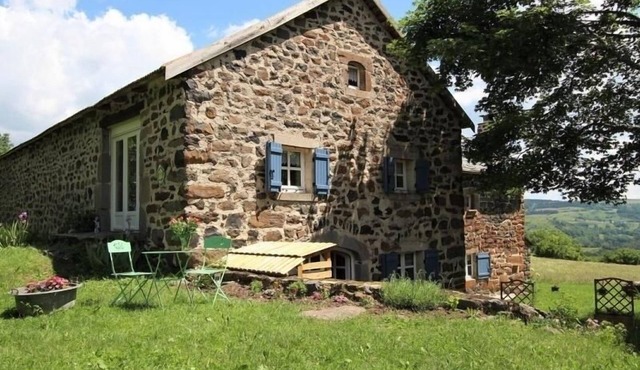 Charming Thatched Roof Cottage with Fireplace, Terrace, and Nature Activities Nearby
