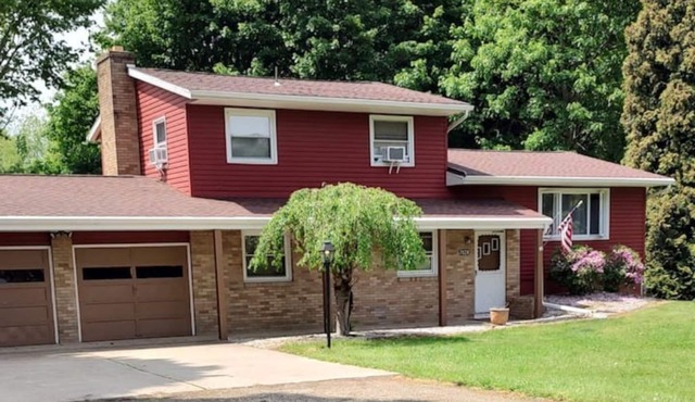 Charming three bedroom home with spacious deck, near Elk Creek