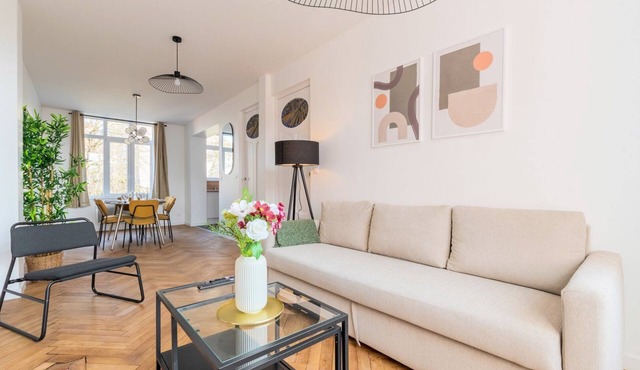 Charming through-apartment renovated and equipped!