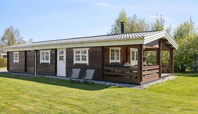 Charming timber house with sauna near beach