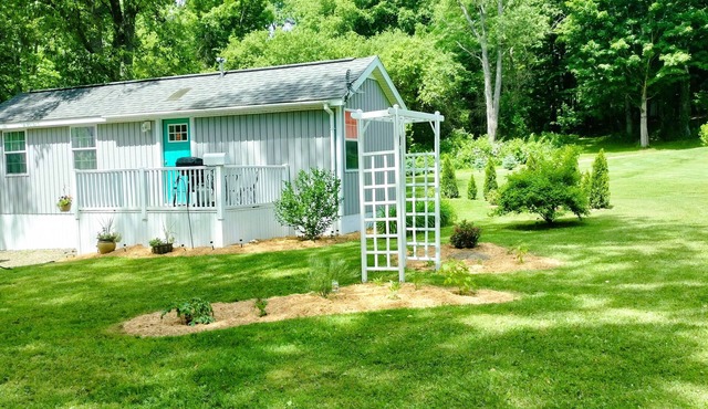 Charming Tiny Cottage in Serene Garden Setting – Perfect Country Getaway!