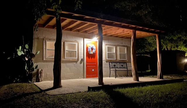 Charming Tiny Home & Hot Tub, Medina