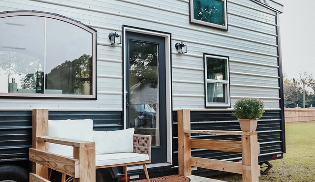 Charming Tiny Home in Pace Near Downtown and Pensacola Beach, 2 min from Walmart