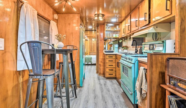 Charming Tiny Home w/Private Hot Tub!