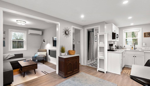 Charming Tiny House 1 Bedroom Suite in lovely Silver Spring with WiFi, AC