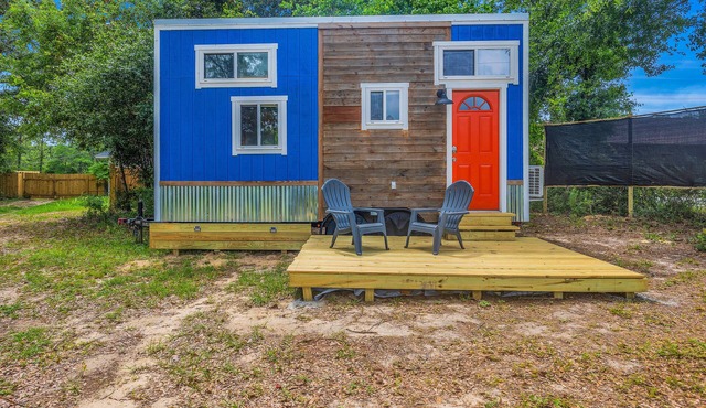 Charming Tiny House Retreat in Pensacola - Relax, Explore, Enjoy!